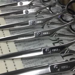 メガネタイプハンドルのシザーがKIKUIのコバルトで選ばれる理由 | 理容